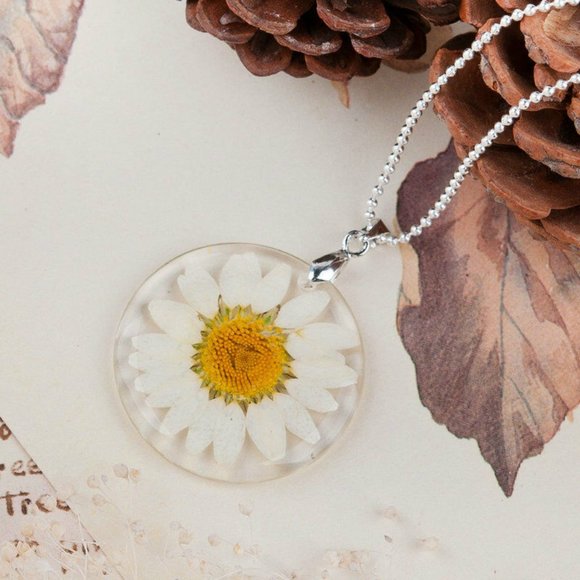 Jewelry - NWOT Dried White & Yellow Flower Necklace
